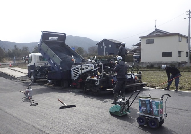 人力での塗装工事の様子