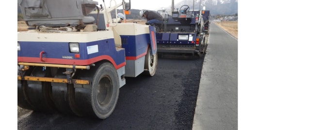 フィニッシャーを使った塗装工事の様子