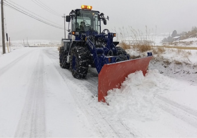 重機を使って除雪する様子