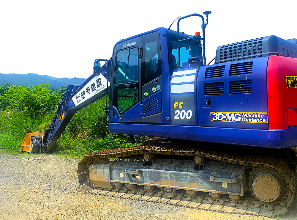 前河建設のロゴが入ったショベルカー