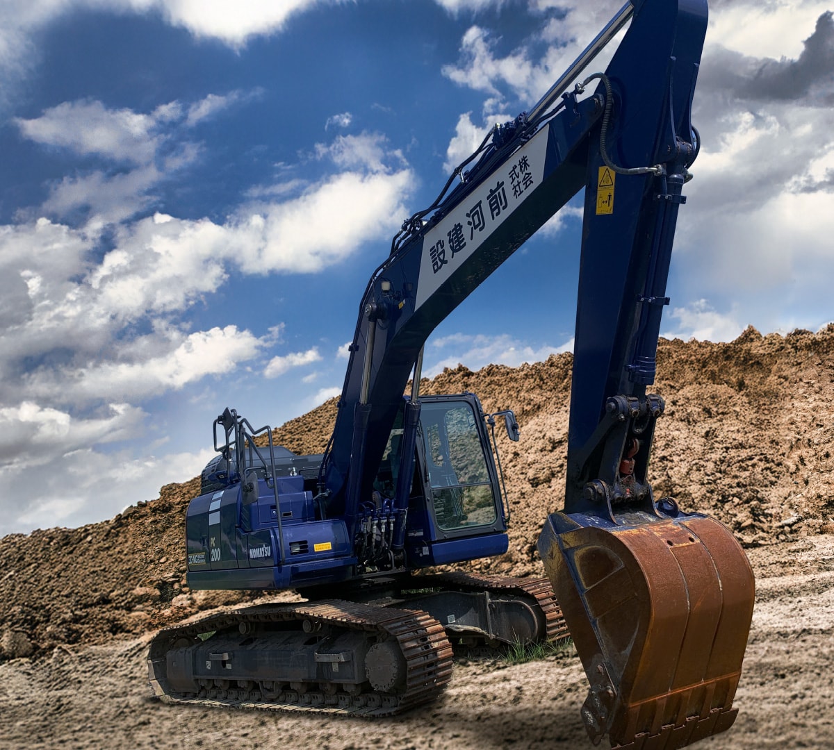 前河建設のロゴが入ったショベルカー