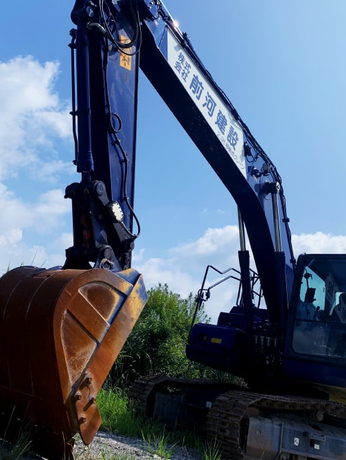 前河建設のロゴが入ったショベルカー