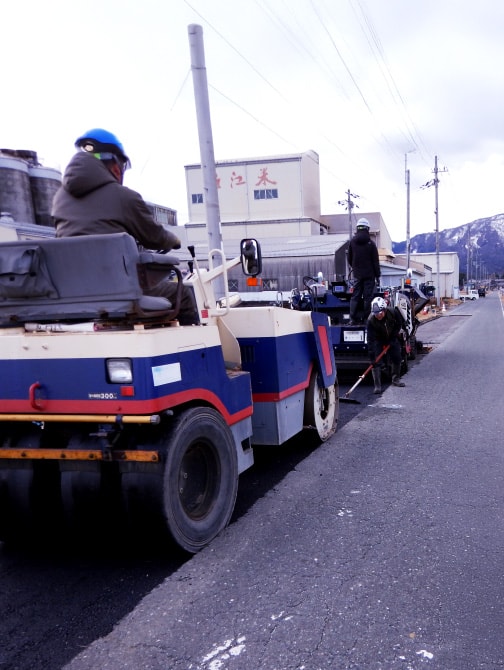 重機を使った道路の塗装工事